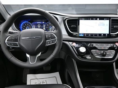 Used 2026 Chrysler Pacifica Limited FWD image 14