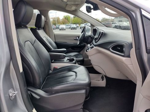 Used 2021 Chrysler Pacifica Touring-L FWD image 23
