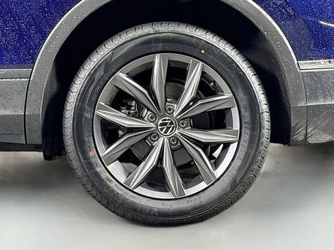 Used 2022 Volkswagen Tiguan SE w/ Panoramic Sunroof Package image 31