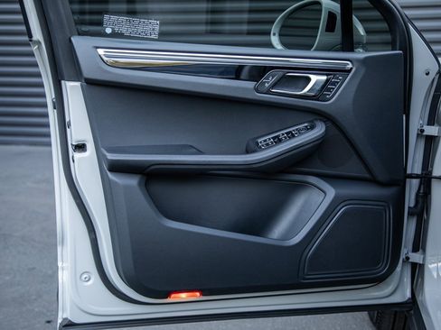 Certified 2023 Porsche Macan image 17