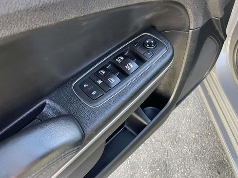 Used 2018 Chrysler 300 Touring w/ Driver Convenience Group image 22