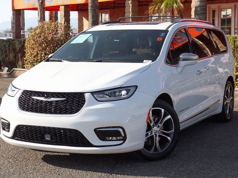 Used 2022 Chrysler Pacifica Pinnacle image 4