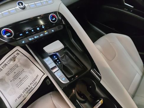 Certified 2025 Hyundai Elantra Limited FWD image 18