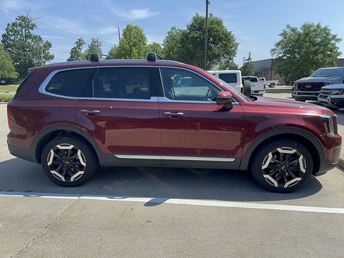 Used 2024 Kia Telluride S AWD/4WD image 2