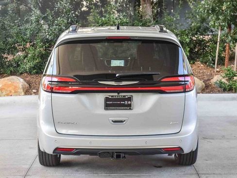 New 2026 Chrysler Pacifica Pinnacle w/ Trailer Tow Group AWD/4WD image 5