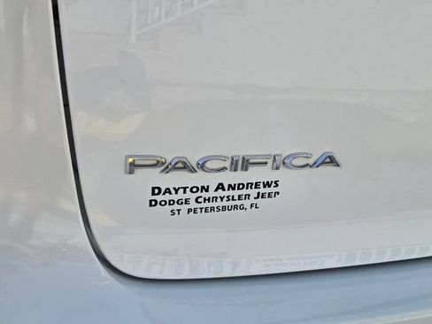 Certified 2022 Chrysler Pacifica Touring-L FWD image 12