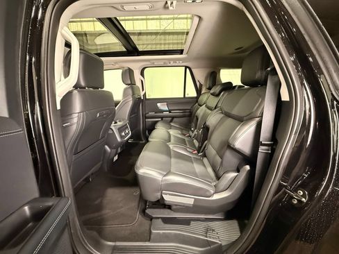 Used 2025 Ford Expedition Max Platinum AWD/4WD image 19