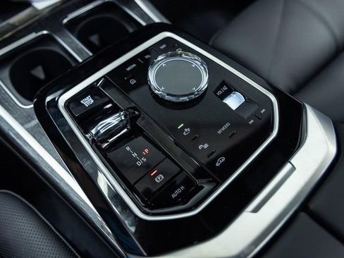 Certified 2025 BMW 740i xDrive AWD/4WD image 18