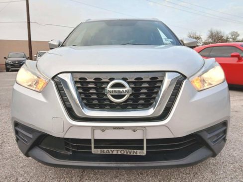 Used 2018 Nissan Kicks SV image 2