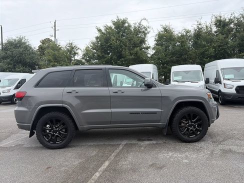 Used 2019 Jeep Grand Cherokee Altitude AWD/4WD image 8