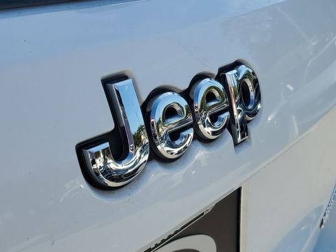 Used 2018 Jeep Grand Cherokee Limited image 6