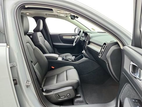 Certified 2025 Volvo XC40 B5 Plus AWD/4WD image 14