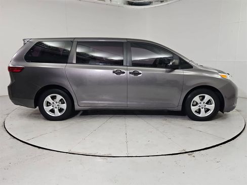 Used 2016 Toyota Sienna L image 7