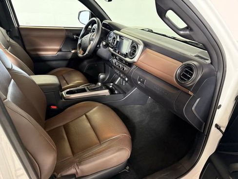 Used 2017 Toyota Tacoma Limited image 17