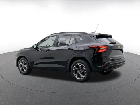 Used 2025 Chevrolet Trax LT FWD image 7