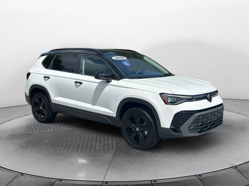 Used 2026 Volkswagen Taos SE AWD/4WD image 1