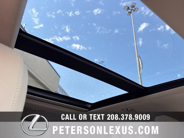 Used 2023 Ford Explorer Platinum w/ Technology Package AWD/4WD image 14