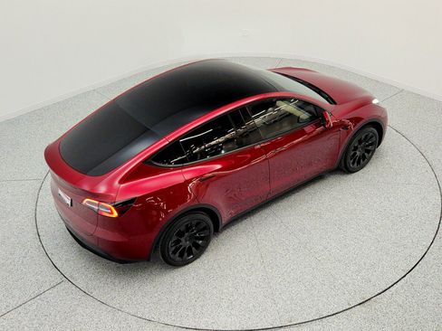 Used 2024 Tesla Model Y Long Range AWD/4WD image 25