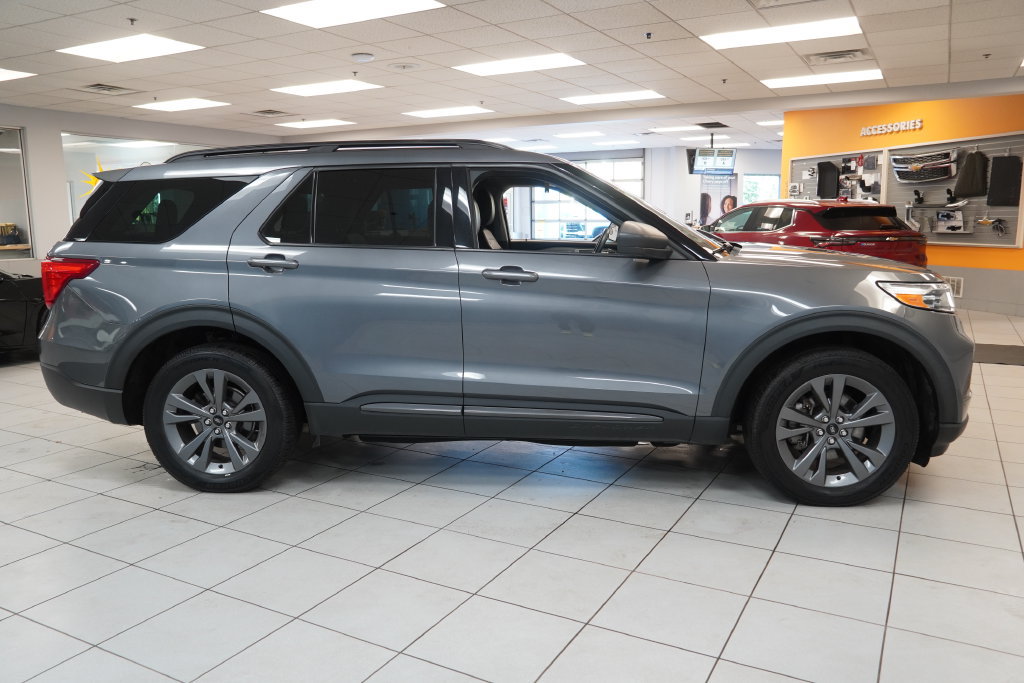 Used 2021 Ford Explorer XLT w/ Equipment Group 202A AWD/4WD image 12