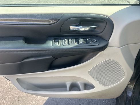 Used 2020 Dodge Grand Caravan SE w/ UConnect Hands-Free Group image 9