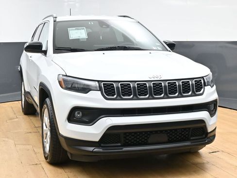 Used 2024 Jeep Compass Latitude AWD/4WD image 4