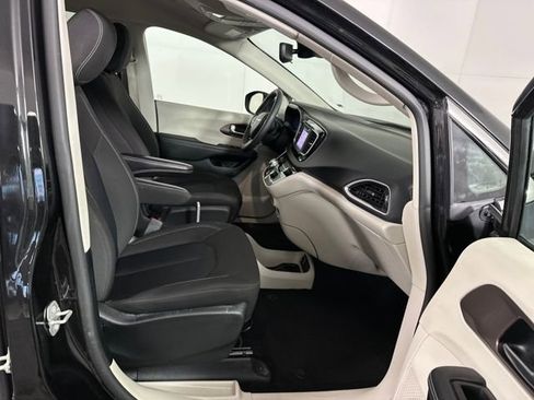 Used 2023 Chrysler Voyager LX image 28