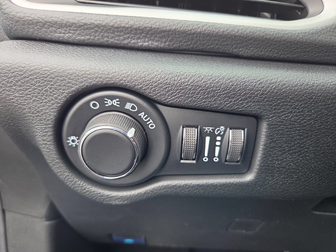 New 2027 Chrysler Pacifica Select w/ Family Tech Group FWD image 32