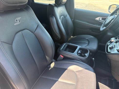 Used 2024 Chrysler Pacifica Limited FWD image 37