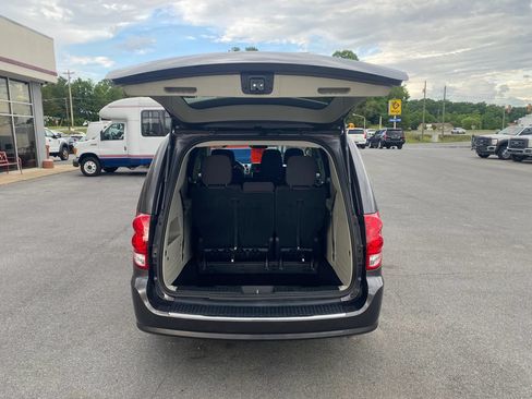 Used 2018 Dodge Grand Caravan SE w/ UConnect Hands-Free Group FWD image 28