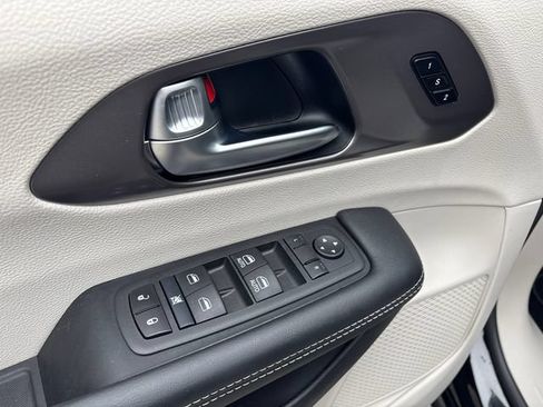 Used 2024 Chrysler Pacifica Touring-L AWD/4WD image 19