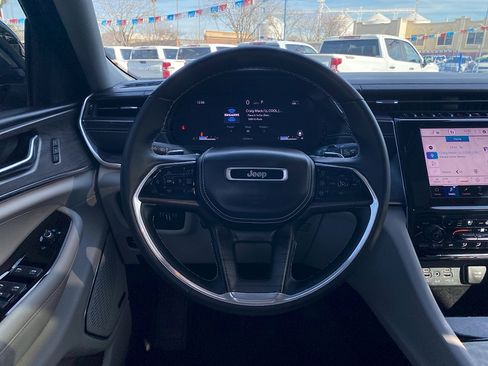 Used 2022 Jeep Grand Cherokee Overland RWD image 21