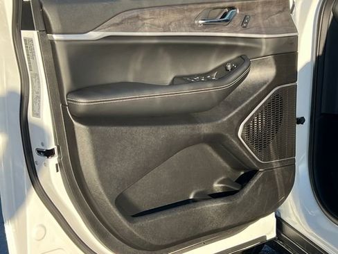 New 2025 Jeep Grand Cherokee Limited w/ Black Appearance Package image 14