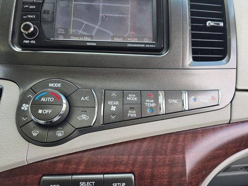 Used 2013 Toyota Sienna XLE FWD image 37