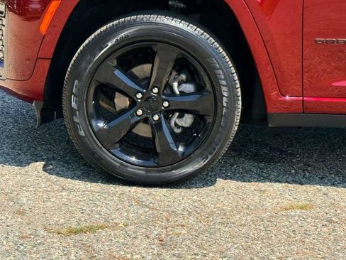 Used 2025 Jeep Grand Cherokee L Limited w/ Black Appearance Package AWD/4WD image 9