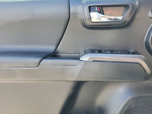 Used 2019 Toyota Tacoma TRD Off-Road w/ Technology Package AWD/4WD image 10
