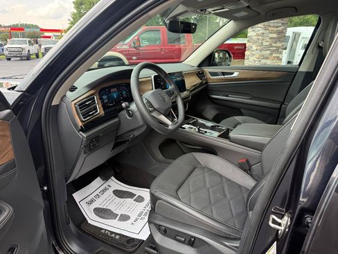 Used 2024 Volkswagen Atlas SE w/ Panoramic Sunroof Package FWD image 9
