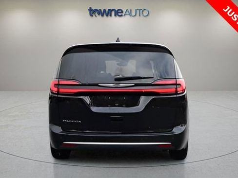 Used 2024 Chrysler Pacifica Touring-L image 5