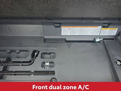 Used 2024 Toyota Highlander XLE image 17