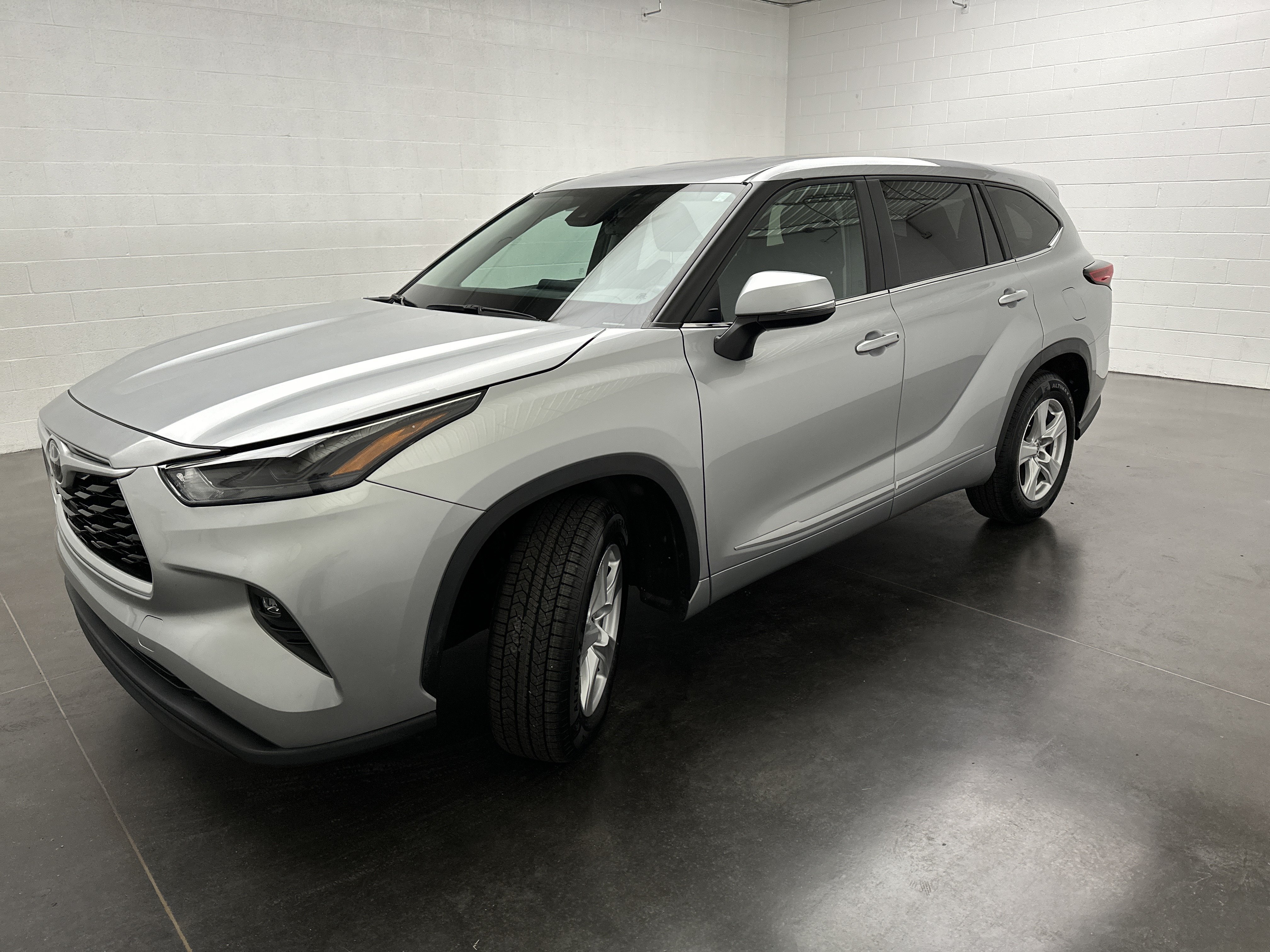 Used 2023 Toyota Highlander LE FWD image 4