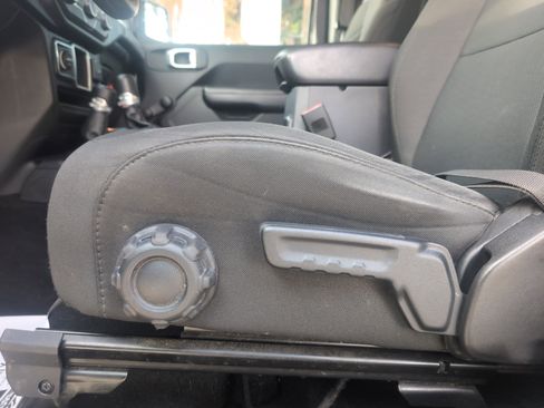 Used 2019 Jeep Wrangler Sport image 17