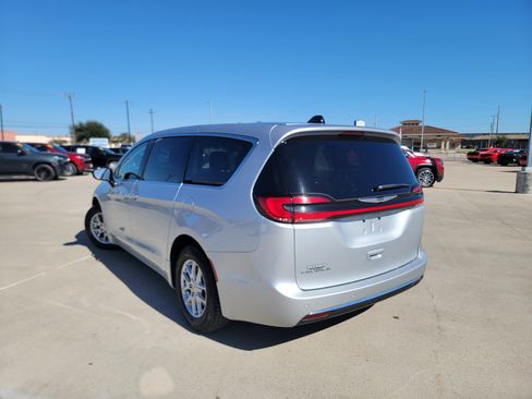 Used 2024 Chrysler Pacifica Touring-L image 5