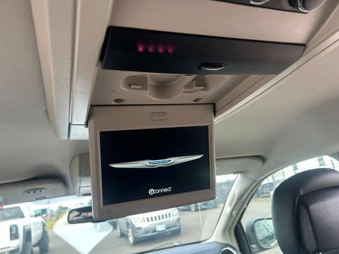 Used 2016 Chrysler Town & Country Touring FWD image 29