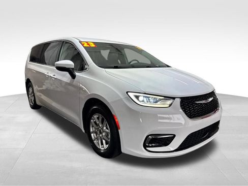 Used 2023 Chrysler Pacifica Touring-L FWD image 3