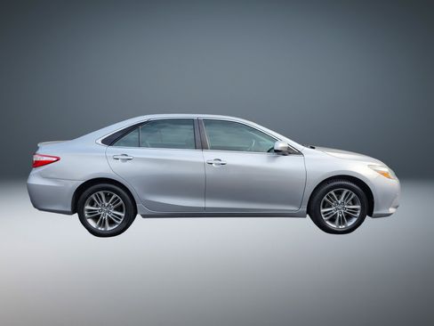 Used 2017 Toyota Camry image 2