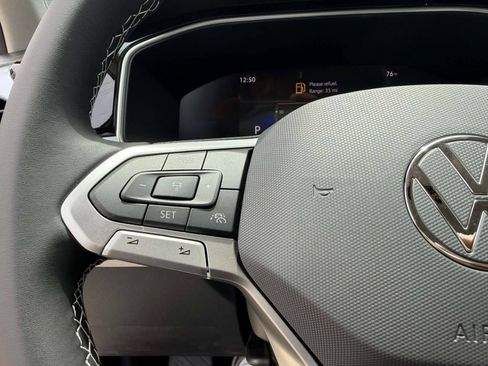 New 2026 Volkswagen Taos SE FWD image 21