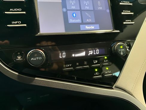 Used 2018 Toyota Camry XLE FWD image 22