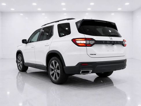 Used 2025 Honda Pilot Sport image 3