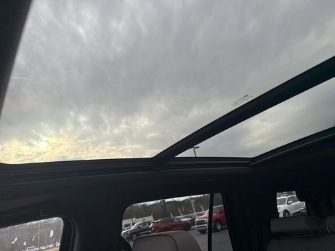 Used 2022 GMC Yukon SLT w/ SLT Premium Package image 9