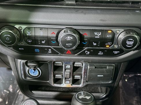 Used 2025 Jeep Wrangler Sahara w/ Safety Group image 22