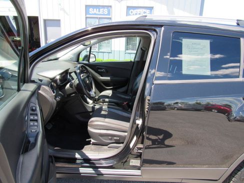 Used 2018 Chevrolet Trax LT w/ Sun & Sound Package FWD image 15